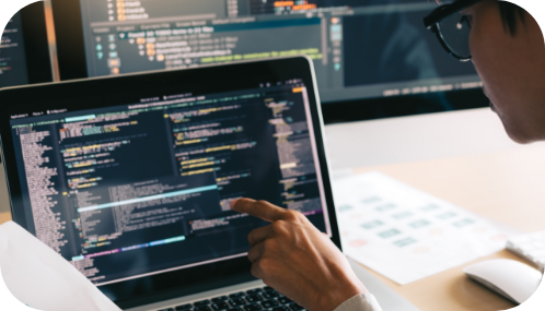 開発メンバーが協力している画像