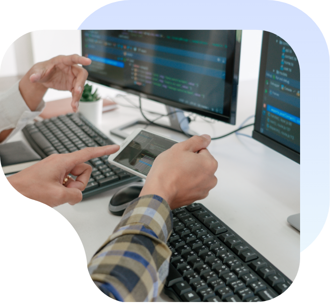 開発メンバーが協力している画像